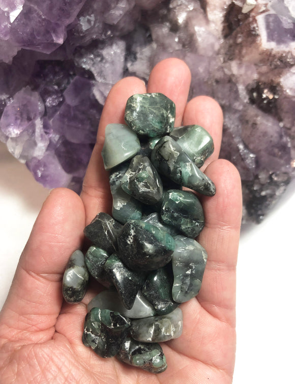 Emerald tumble stone